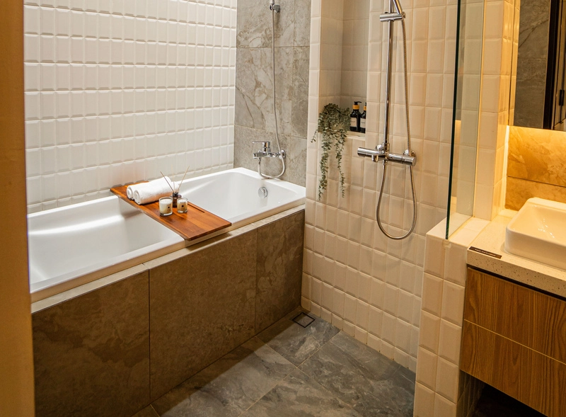 Kamar Mandi Minimalis dengan Bathtub di Sudut