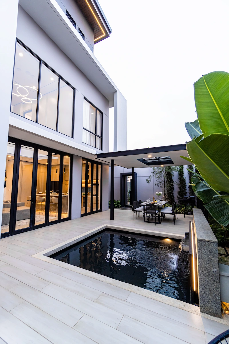 Teras Panjang dengan Kolam