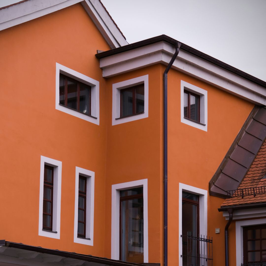 Tampak depan sebuah rumah dalam artikel apa itu fasad bangunan