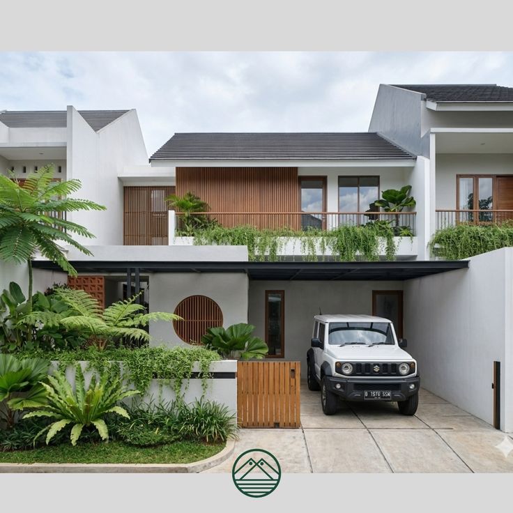 Tampak depan dari rumah yang memiliki design minimalis tropis