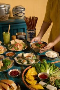 Meja berisi makanan dalam artikel hidden gem kuliner di depok 2026