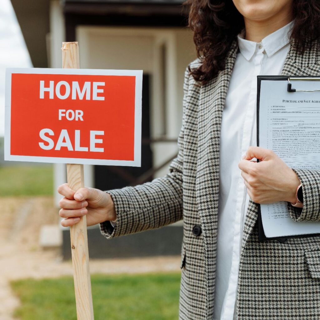 Tanda rumah di jual di sebelah agen perumahan dalam artikel cara menghitung ROI investasi rumah