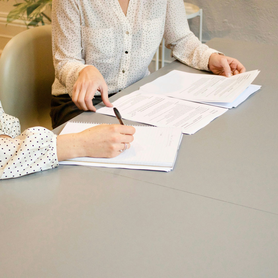 Dua orang wanita sedang melakukan pengecekan dokumen dalam proses balik nama sertifikat rumah