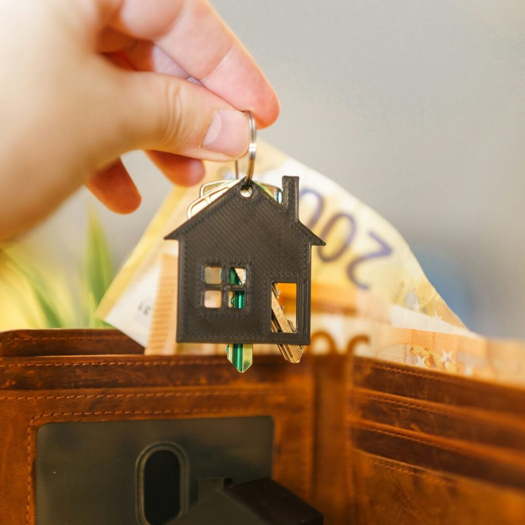 Sebuah kunci dengan gantungan berbentuk rumah dalam artikel beberapa bank untuk kpr di website Ecotown.id