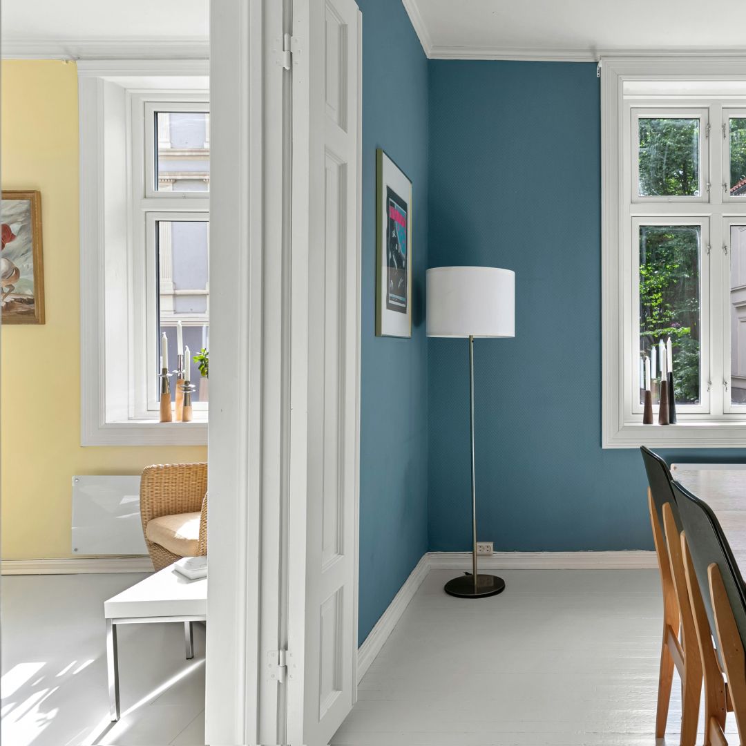 Ruangan rumah dengan kombinasi cat yang berbeda dalam artikel kombinasi warna cat rumah terbaik di website ecotown.id