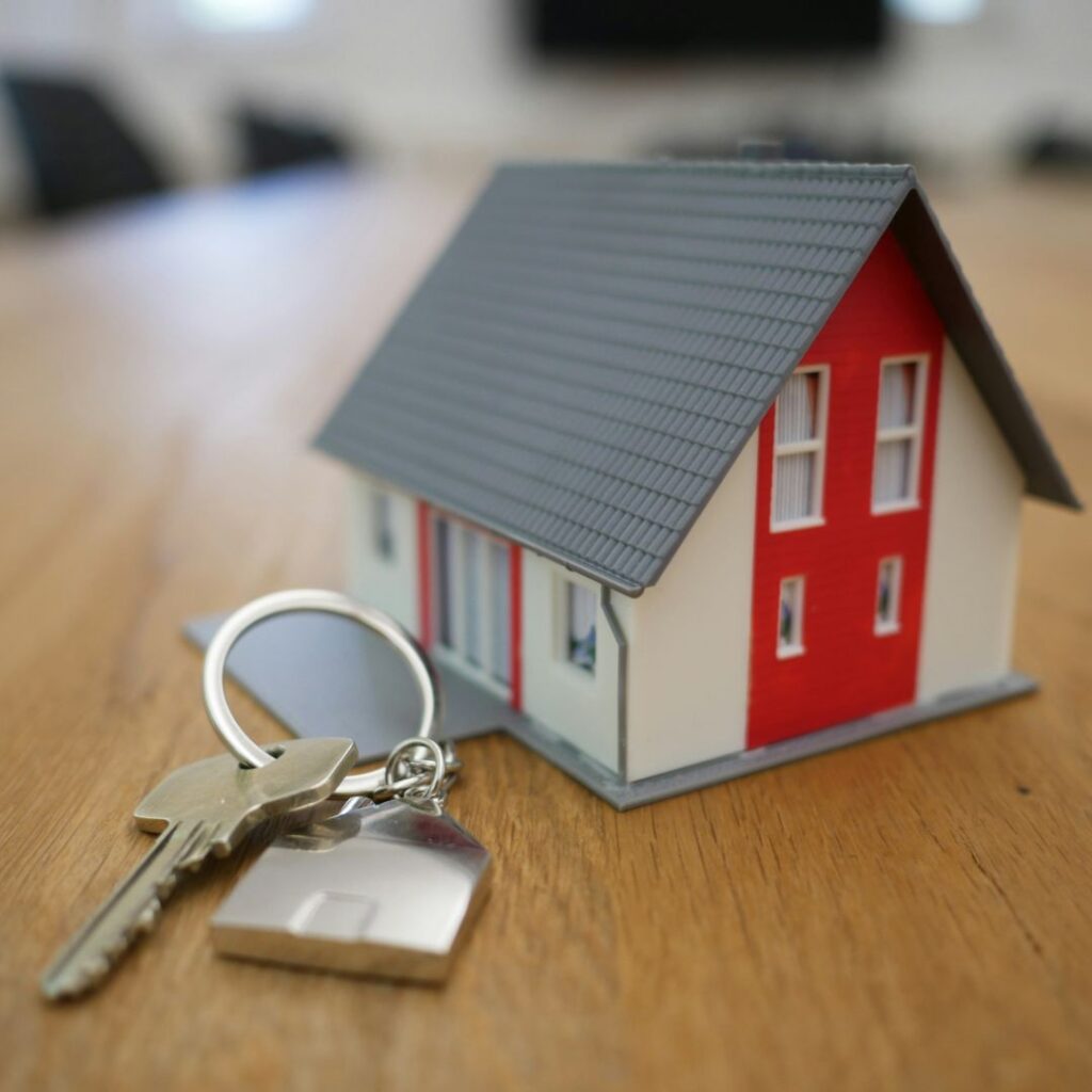 Miniatur rumah dan kunci dalam artikel lokasi properti yang cepat naik harga