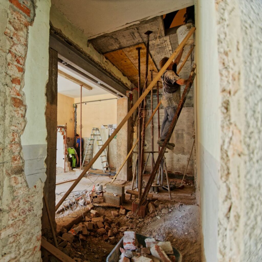 proses renovasi rumah dalam artikel estimasi biaya renovasi rumah tipe 36 di website ecotown.id