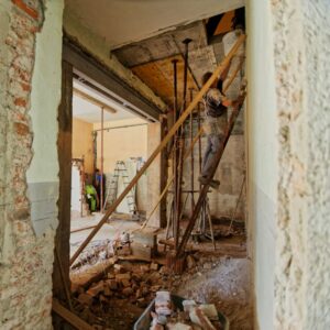 proses renovasi rumah dalam artikel estimasi biaya renovasi rumah tipe 36 di website ecotown.id