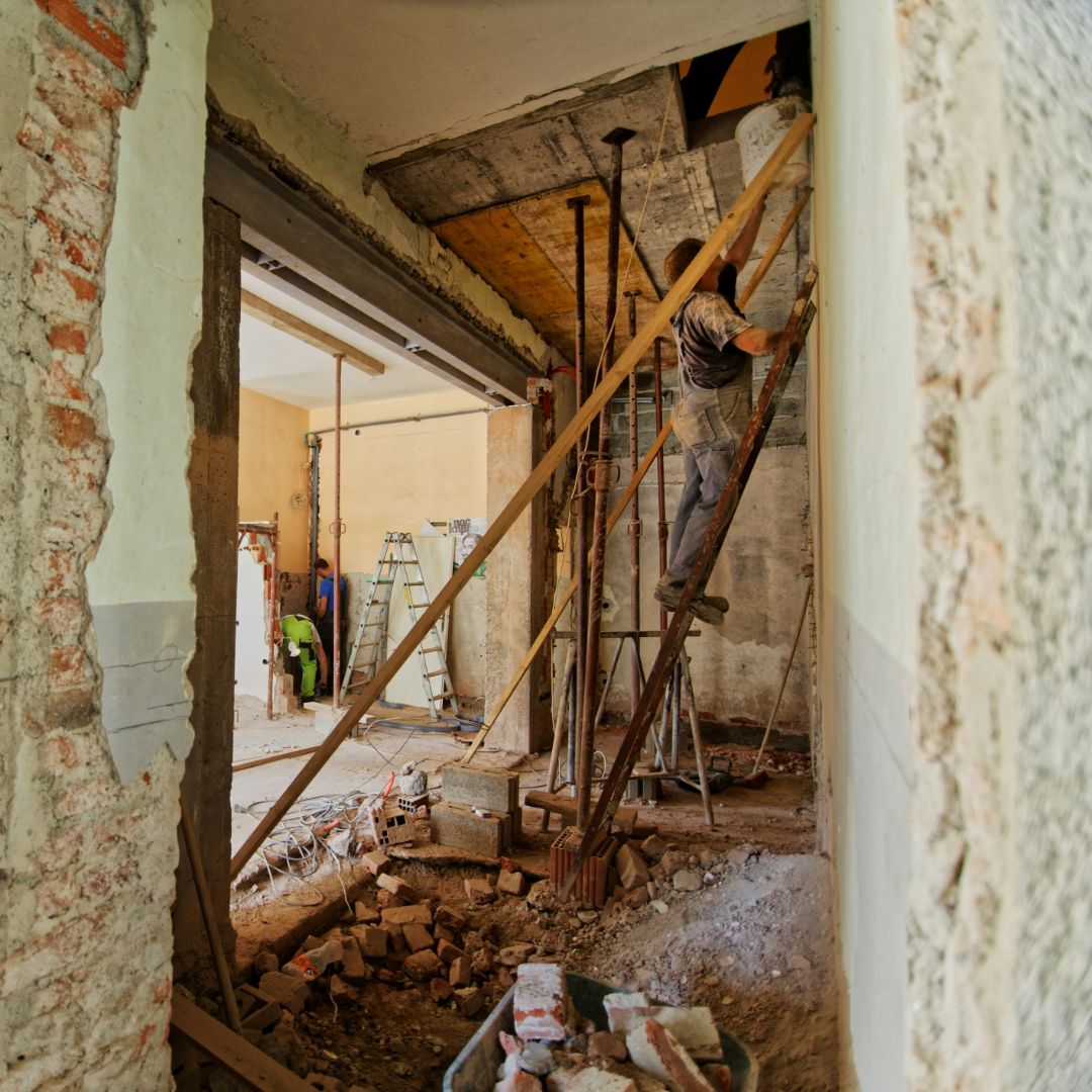 proses renovasi rumah dalam artikel estimasi biaya renovasi rumah tipe 36 di website ecotown.id