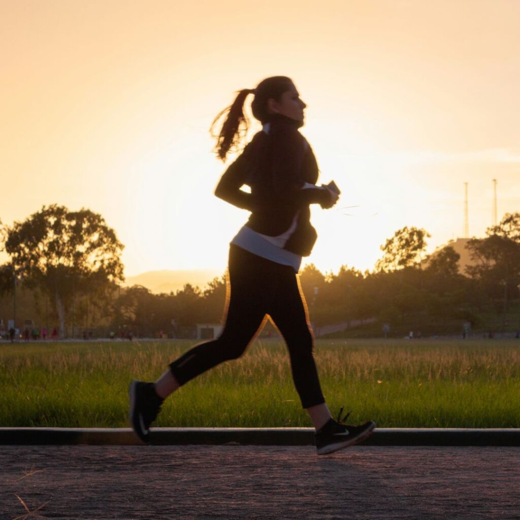 seorang wanita sedang jogging dalam artikel spot jogging pagi di Sawangan di website Ecotown.id
