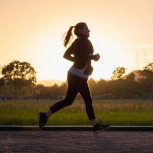 seorang wanita sedang jogging dalam artikel spot jogging pagi di Sawangan di website Ecotown.id