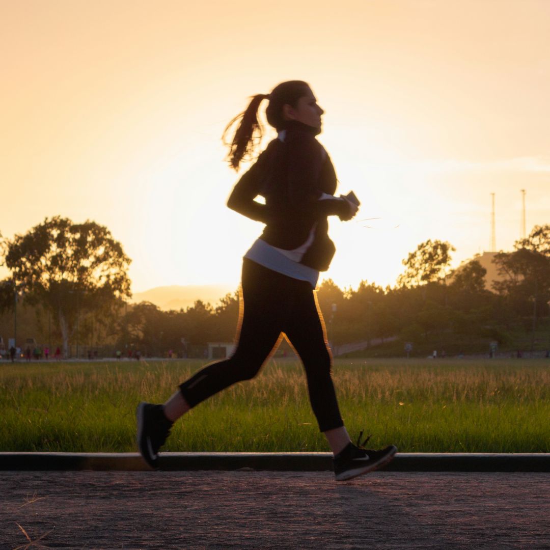 seorang wanita sedang jogging dalam artikel spot jogging pagi di Sawangan di website Ecotown.id