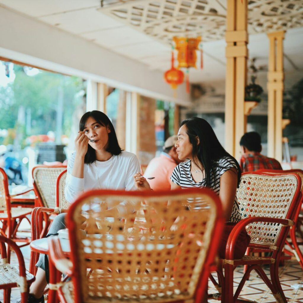 dua orang wanita sedang makan di sebuah tempat makan dalam artikel tempat makan keluarga murah di depok di website ecotown.id