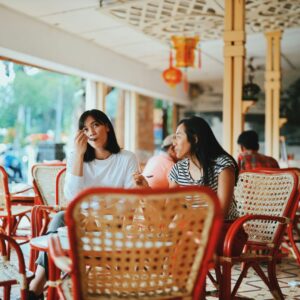 dua orang wanita sedang makan di sebuah tempat makan dalam artikel tempat makan keluarga murah di depok di website ecotown.id