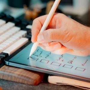 Seorang manusia sedang mengisi beberapa checklist dalam artikel checklist sebelum beli rumah di website ecotown.id