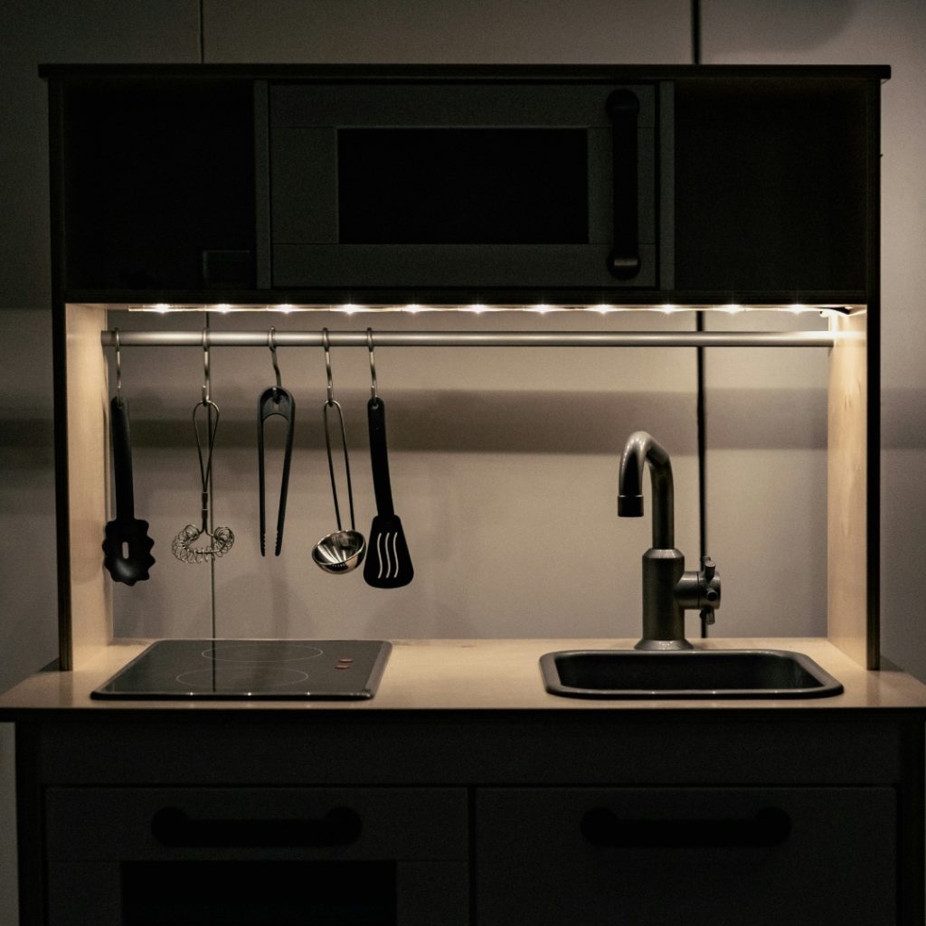 Sebuah bentuk dapur kecil minimalis dalam artikel desain dapur kecil tanpa kitchen set di website ecotown.id