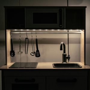 Sebuah bentuk dapur kecil minimalis dalam artikel desain dapur kecil tanpa kitchen set di website ecotown.id