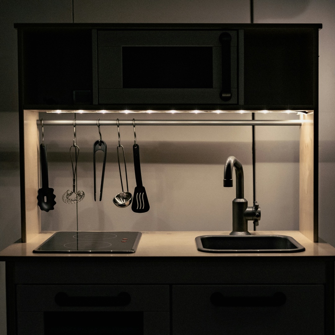 Sebuah bentuk dapur kecil minimalis dalam artikel desain dapur kecil tanpa kitchen set di website ecotown.id
