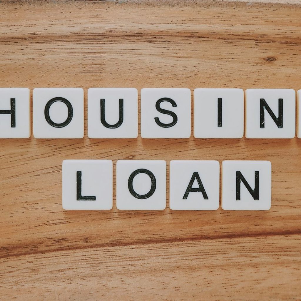 Tulisan Housing Loan dalam artikel perbandingan KPR bank 2026 di website ecotown.id