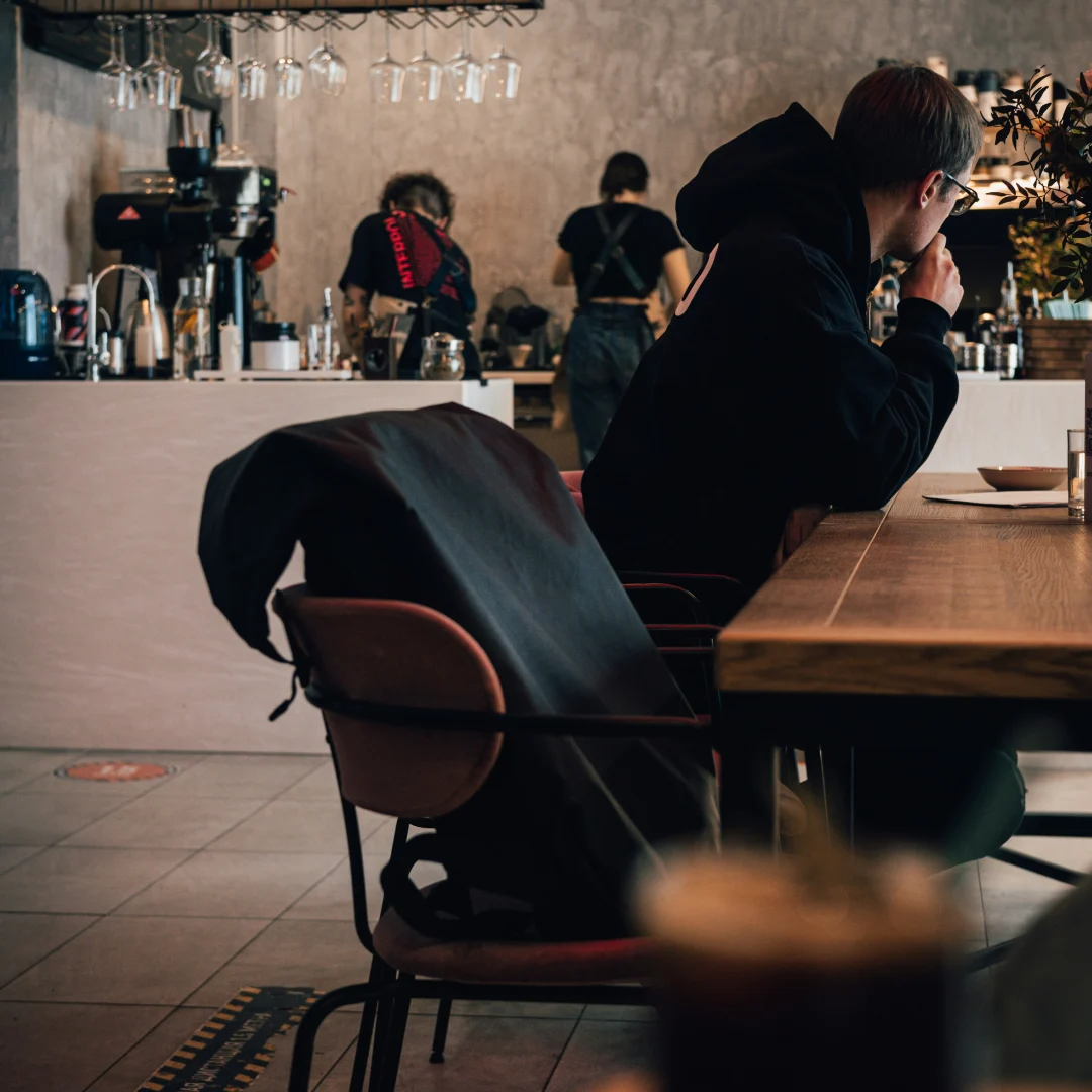 Suasana sebuah cafe dalam artikel rekomendasi cafe baru di Depok 2026 di website ecotown.id