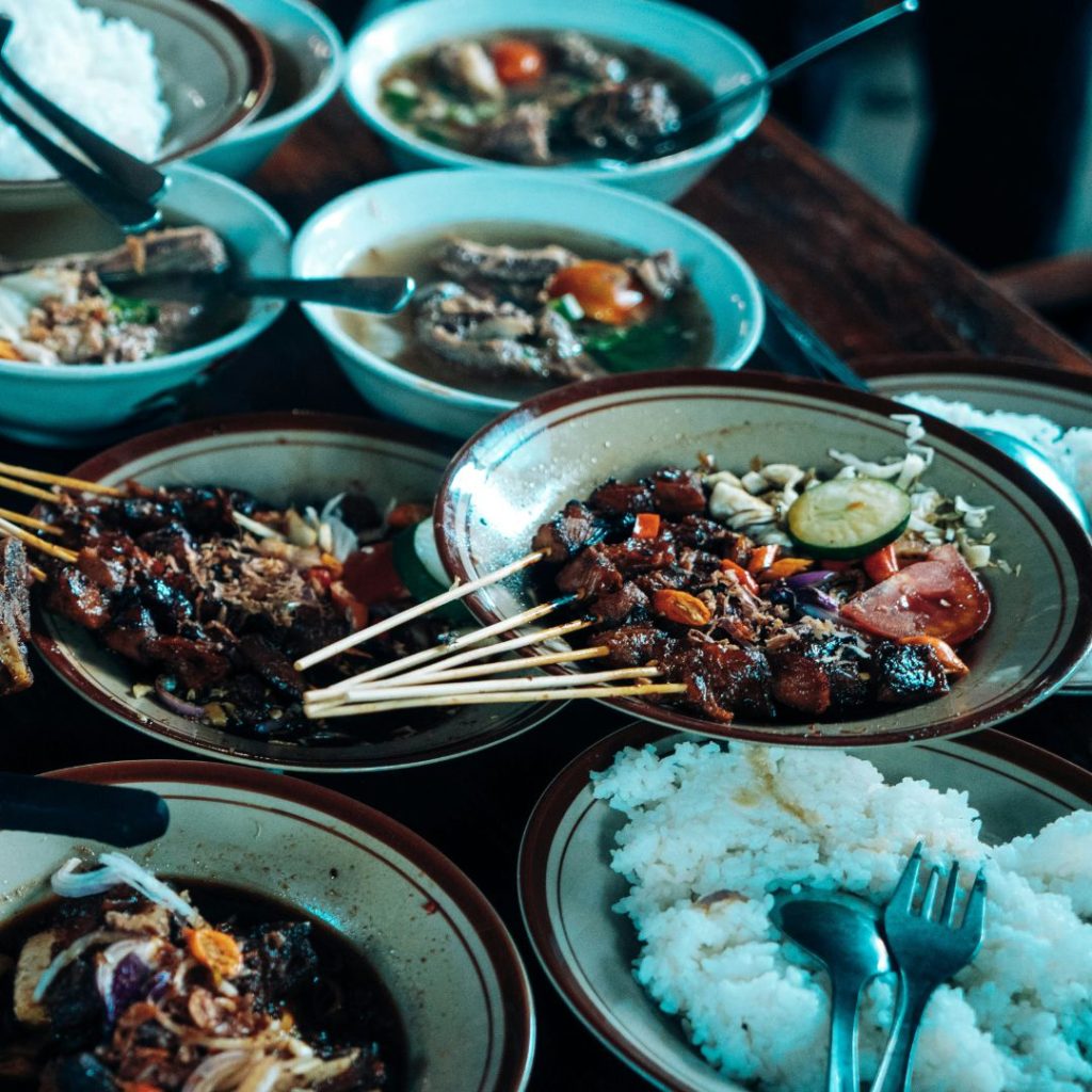 Nasi dan Sate dalam artikel rekomendasi tempat makan di Depok di website ecotown.id