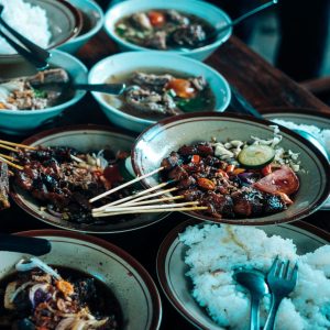 Nasi dan Sate dalam artikel rekomendasi tempat makan di Depok di website ecotown.id