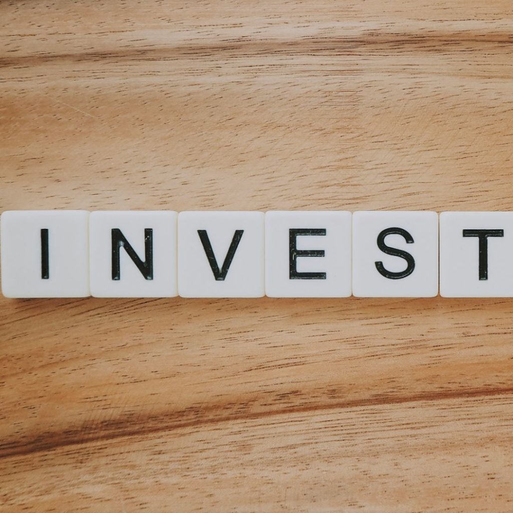 sebuah gabungan huruf yang membentuk kata investasi dalam artikel strategi investasi properti pemula di website ecotown.id