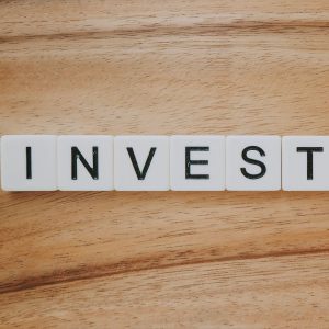 sebuah gabungan huruf yang membentuk kata investasi dalam artikel strategi investasi properti pemula di website ecotown.id