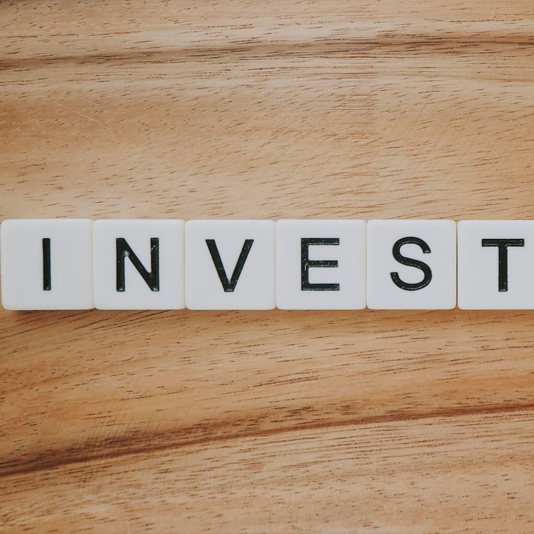 sebuah gabungan huruf yang membentuk kata investasi dalam artikel strategi investasi properti pemula di website ecotown.id