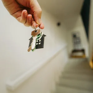 Kunci rumah dengan gantungan berbentuk rumah dalam artikel strategi beli rumah untuk disewakan di website ecotown.id