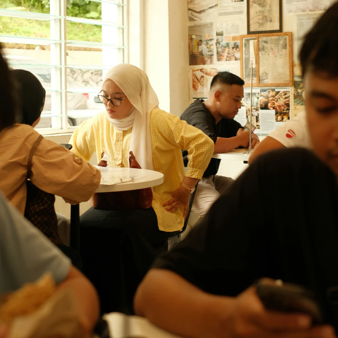 Beberapa orang yang sedang nongkrong di sebuah kafe dalam artikel tempat nongkrong hits terbaru di depok di website ecotown.id