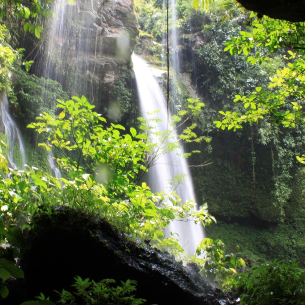 Sebuah air terjun dalam artikel wisata alam terdekat dari sawangan di website ecotown.id