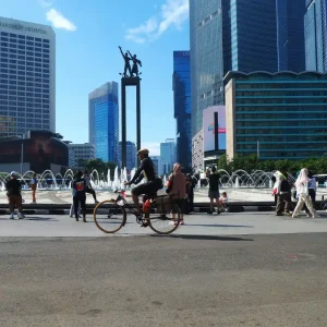Masyarakat yang sedang melakukan car free day dalam artikel Car Free Day Depok di website Ecotown.id