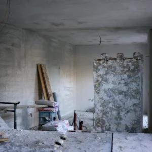 Proses renovasi rumah dalam artikel Renovasi Rumah Tanpa Bongkar Total di website ecotown.id