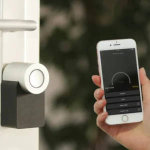 Ilustrasi handphone yang sedang mengaktifkan smart home system dalam artikel Smart Home System Rumah di website Ecotown.id