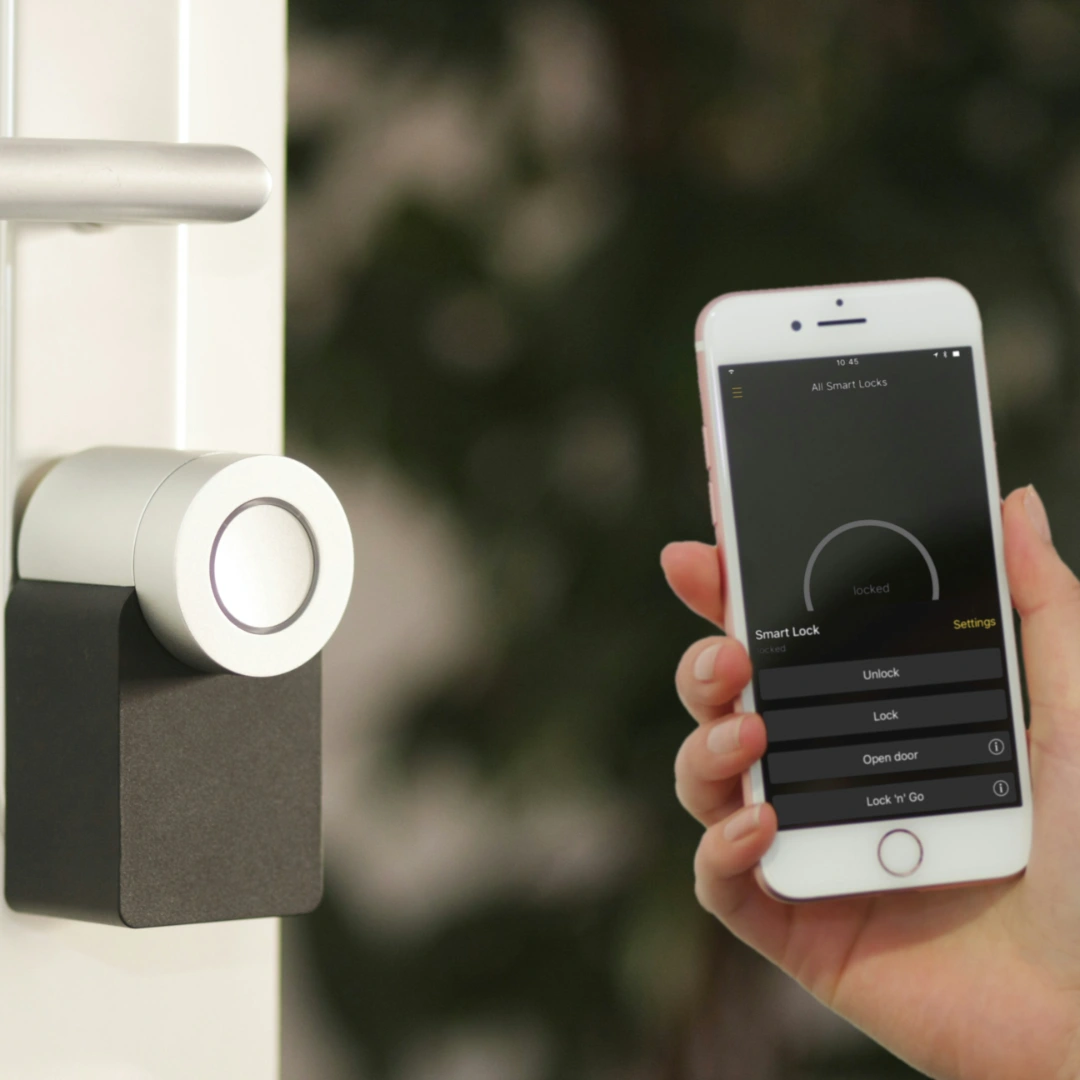 Ilustrasi handphone yang sedang mengaktifkan smart home system dalam artikel Smart Home System Rumah di website Ecotown.id