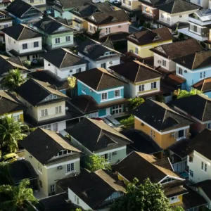 Pemandangan dari atas (aerial view) deretan rumah-rumah di kawasan kompleks perumahan yang padat dalam artikel "Perumahan di Bojongsari Depok" di website Ecotown.id